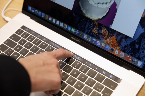 苹果 Apple 揭示最新 MacBook Pro 舍弃触控萤幕和 Face ID 主因