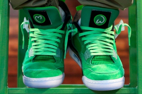 Mark Wahlberg 身着专属 Air Jordan 4 「Wahlburgers」别注配色鞋款亮相