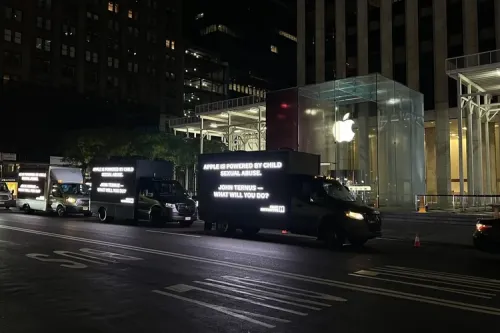 儿童安全组织抗议苹果第五大道门店 iPhone 18 Pro 上市当天多辆宣传车到场