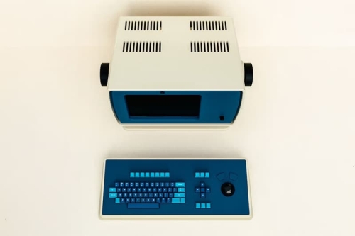 Atomic Keyboard 完美还原《人生切割术 Severance》剧中的复古科技键盘