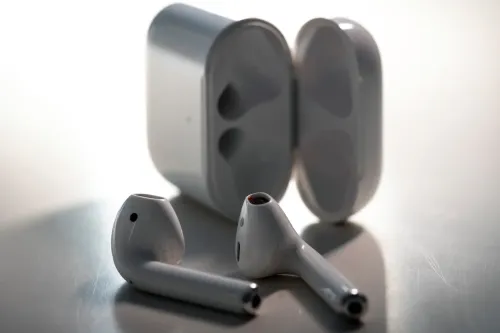 Apple 意外于 macOS Tahoe 更新中泄露配备镜头的 AirPods