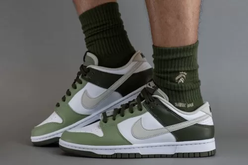 率先近赏 Nike Dunk Low 最新配色「Oil Green」鞋款