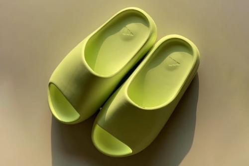 率先近赏 adidas YEEZY SLIDE「Glow Green」全新荧光配色鞋款