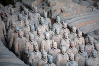 消息称有游客违规破坏两尊兵马俑