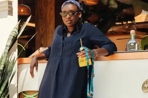 Little Simz 一日内完成两场 Lollapalooza 演出仍显得轻而易举