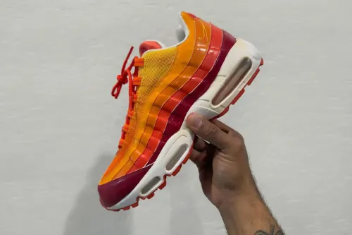 Nike 以全新 Big Bubble 配备再次复刻 Air Max 95「Human Torch」鞋款