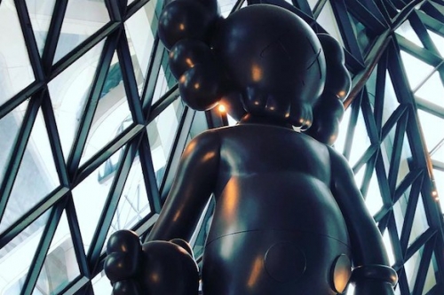 Zaha Hadid 遗作中惊见 KAWS 雕像