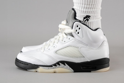 率先上脚 Air Jordan 5 最新配色「Reverse Metallic」鞋款