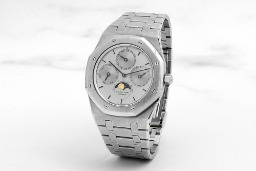 1985 年 Audemars Piguet Royal Oak 万年历表款以高达 $20 万美元拍卖成交