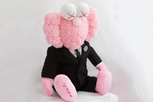 Dior × KAWS 粉红色别注 BFF Plush 以天价登陆 Stock X