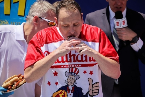 传奇大胃王 Joey Chestnut 成功卫冕 2022 年热狗堡比赛冠军