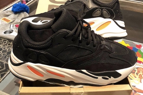 YEEZY BOOST 700 Wave Runner 客制黑色版本鞋款曝光