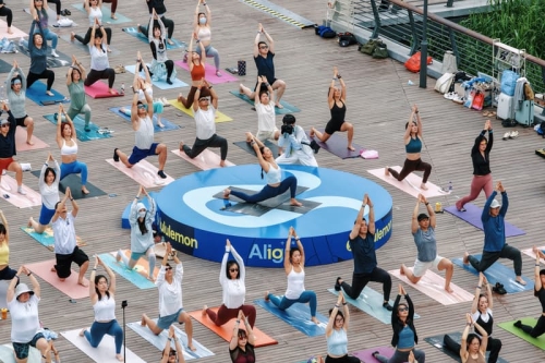 lululemon 于上海西岸举办千人瑜伽活动,庆祝 Align™ 十周年