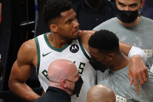 「字母哥」Giannis Antetokounmpo 左膝不正常弯曲导致伤退 老鹰扳平系列赛