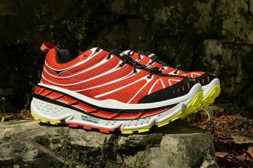 HOKA 推出 HOKA Stinson EVO OG 全新配色「Habanero Red/Black」鞋款