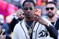 Travis Scott 以 Chanel 典藏单品配复古未来科技现身 Super Bowl LX