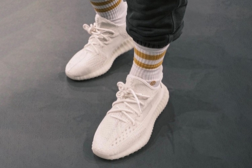 率先近赏 YEEZY BOOST 350 V2 最新配色「Bone」鞋款