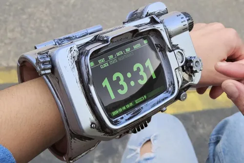 1:1 等比例《Fallout》Pip-Boy 复刻品可从手腕拆下置于桌面展示