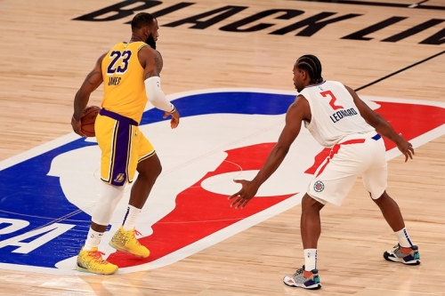 NBA 复赛 − Los Angeles Lakers 击退 Clippers 赢得首场洛城内战