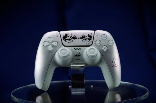 PlayStation 携手 LISA 推出限量版 DualSense 无线控制器