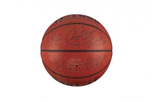 Kobe Bryant、LeBron James 亲笔签名 Spalding 篮球拍卖 $12,000 美元