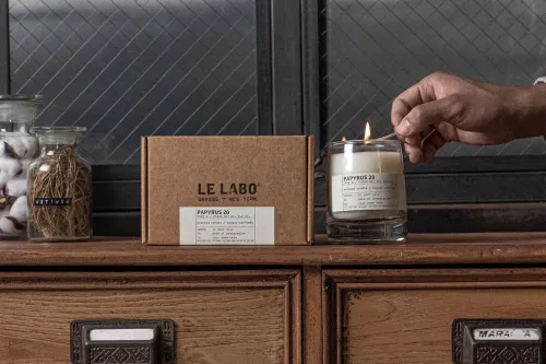 Le Labo 推出全新经典香氛蜡烛「纸莎草 20」