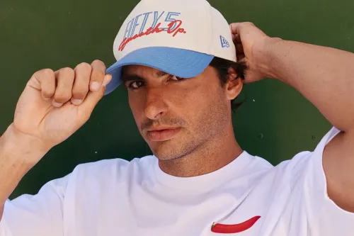 Carlos Sainz 与 New Era 推出首个「TEAM FIFTY5」帽款及服饰系列