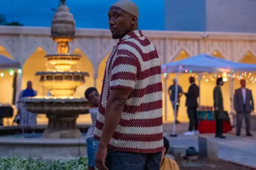 Mahershala Ali 于《Your Mother Your Mother Your Mother》饰演职业杀手父亲
