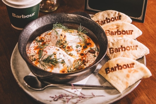 走进 Barbour 香港期间限定主题咖啡店