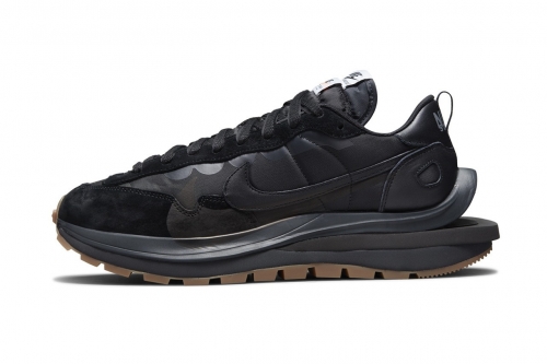 sacai × Nike VaporWaffle 全新配色「Black/Gum」鞋款官方图辑正式公开