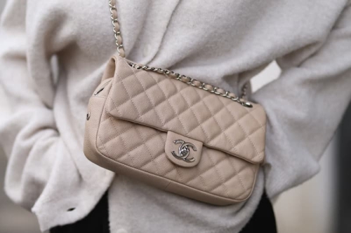 自 2020 年以来,Chanel 首次出现销售额下滑