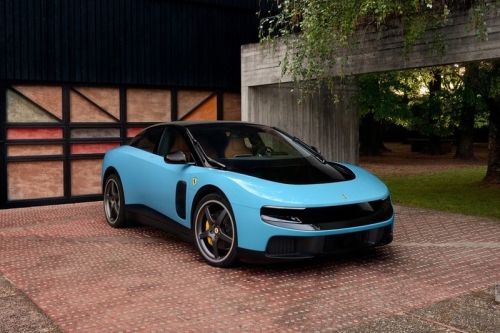Apple 传奇设计师 Jony Ive 操刀，Ferrari 首款纯电跑车亮相