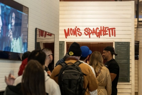 Eminem 餐厅「Mom's Spaghetti」正式登陆纽约开设快闪店