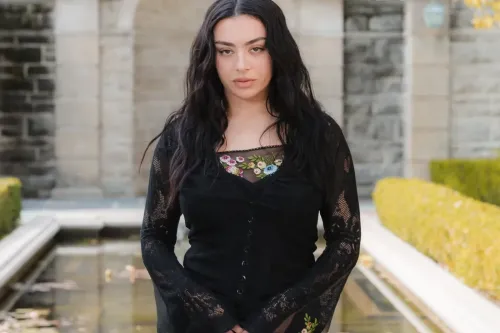 Charli xcx 宣布展开「Music, Fashion, Film」北美巡回演唱会