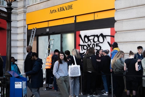 伦敦 Piccadilly Circus 涂鸦展因争议性涂鸦被迫关闭