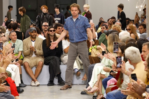 Jonathan Anderson 的 DIOR 首秀社媒浏览量突破 10 亿
