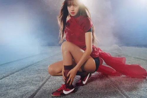 LISA 与 Nike 携手让经典 Moon Shoe 跑鞋重返轨道