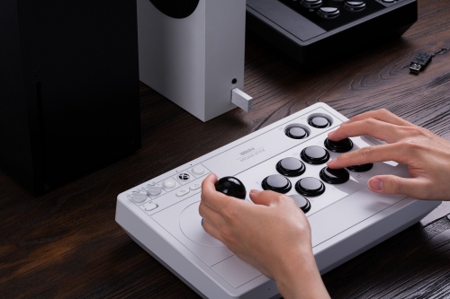 8BitDo 带来 Xbox 授权的无线自订街机摇杆