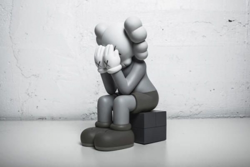 KAWS 暗示「Passing Through」搪胶玩偶即将回归