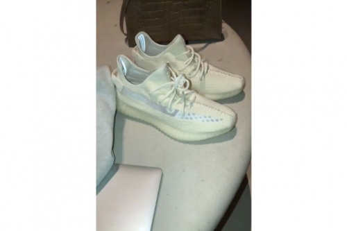 Kim Kardashian 再次曝光全新 YEEZY BOOST 350 设计鞋款