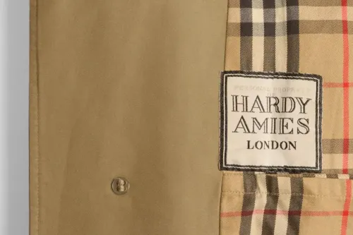 Burberry 与 V&A 宣布举办《The Burberry Trench:Crafting an Icon》展览