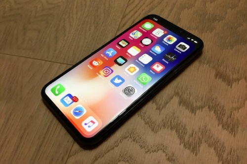 外国用家以取巧手法解决 iPhone X 的「额头」问题