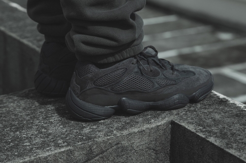 近赏 adidas + KANYE WEST YEEZY 500 全新「Utility Black」配色鞋款