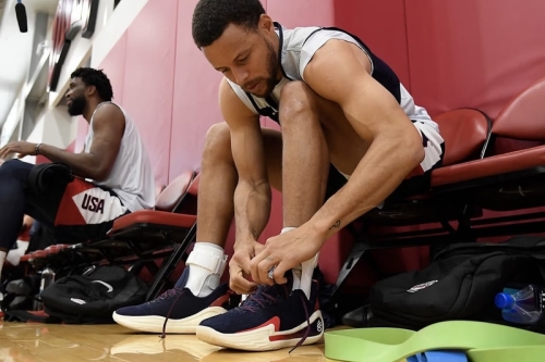 Steph Curry 率先着用 Under Armour Curry 12 美国队配色鞋款