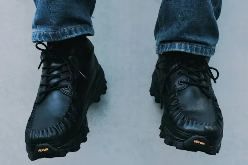 DELUXE × SUICOKE 全新联乘 Moccasin 鞋款向雨天与身后的人说「F*** OFF」