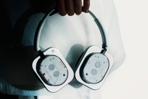 Nothing 正式推出首款耳罩式耳机 Headphone (1) 与最新旗舰手机 Phone (3)