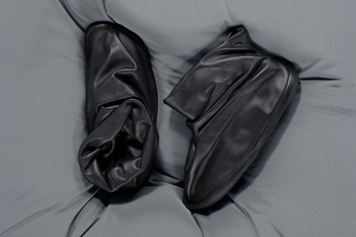 ISSEY MIYAKE 首度携手 Camper 推出全新联名系列鞋款「Peu Form」