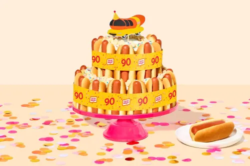 Oscar Mayer 联同 Milk Bar 推出双层「Wiener Cake」,庆祝 Wienermobile 90 周年