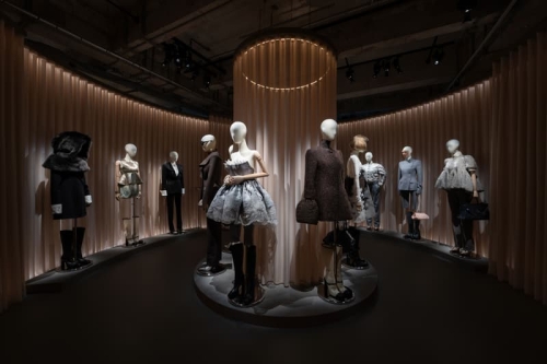 走进「McQueen: 表象之下」上海沉浸式展览