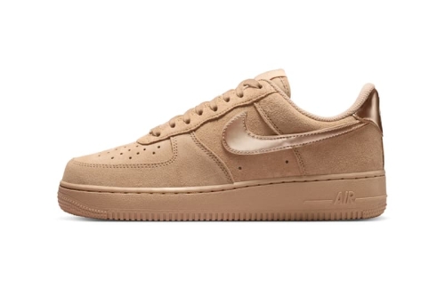 Nike 推出金属徽饰点缀全新两款 Air Force 1 Low 麂皮鞋款